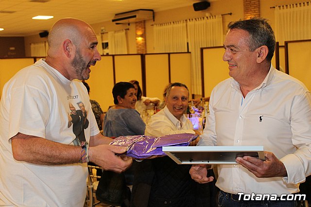 Pasteleros, hosteleros, familiares y amigos ofrecieron una emotiva cena sorpresa a Pepe 