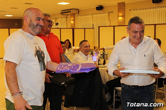 Pasteleros, hosteleros, familiares y amigos ofrecieron una emotiva cena sorpresa a Pepe 