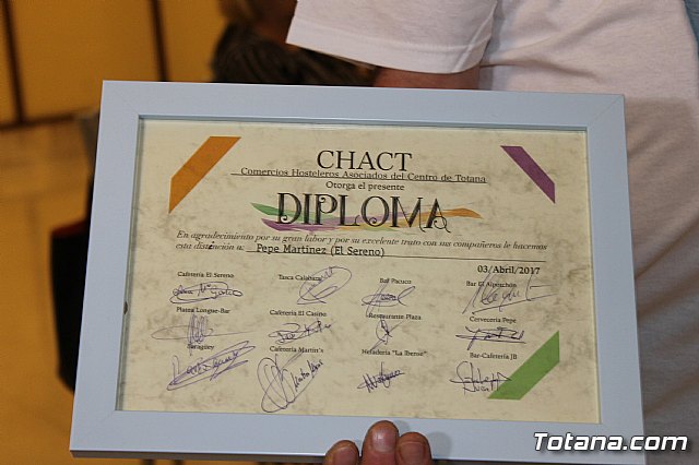 Pasteleros, hosteleros, familiares y amigos ofrecieron una emotiva cena sorpresa a Pepe 