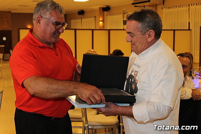 Pasteleros, hosteleros, familiares y amigos ofrecieron una emotiva cena sorpresa a Pepe 