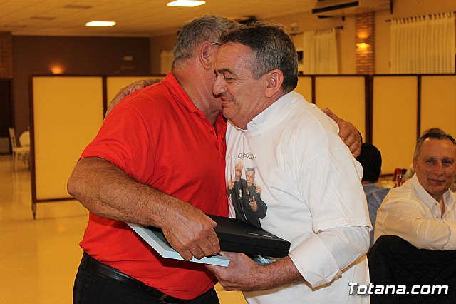 Pasteleros, hosteleros, familiares y amigos ofrecieron una emotiva cena sorpresa a Pepe 