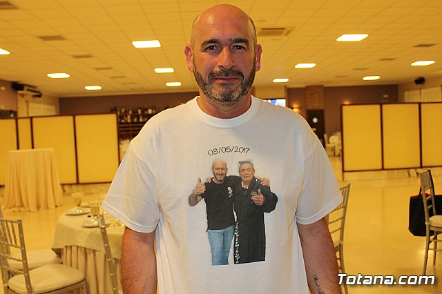 Pasteleros, hosteleros, familiares y amigos ofrecieron una emotiva cena sorpresa a Pepe 