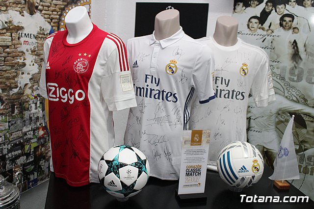 Totana celebr la 13 Champion League del Real Madrid, tras vencer al Liverpool (3-1) - 4