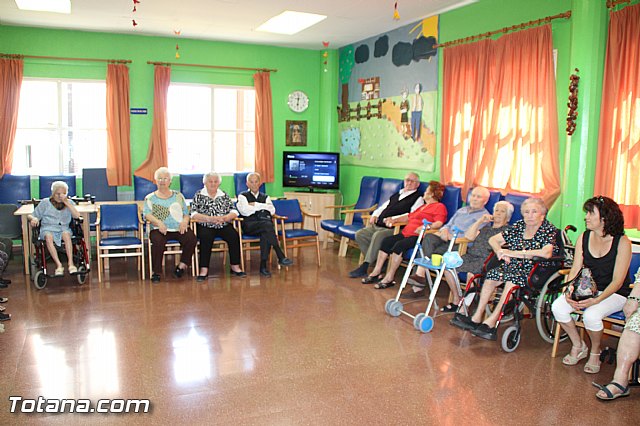 Coronacin del rey y reina del Centro de Da para Personas Mayores Dependientes 2016 - 1