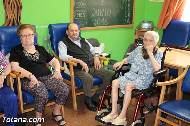 Coronacin del rey y reina del Centro de Da para Personas Mayores Dependientes 2016 - 3