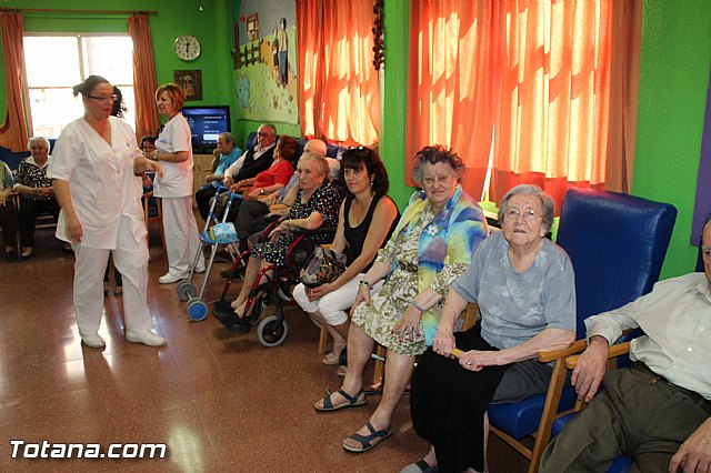 Coronacin del rey y reina del Centro de Da para Personas Mayores Dependientes 2016 - 12