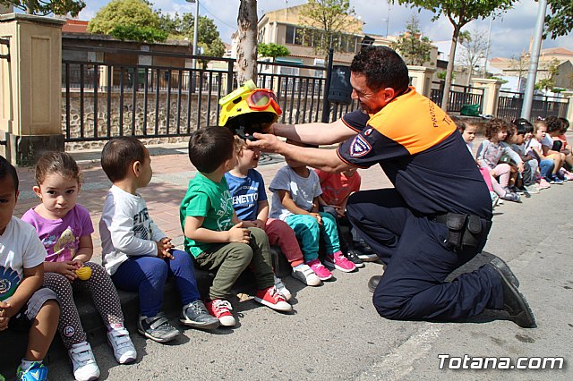 Servicios de emergencias visitan la Escuela Infantil 
