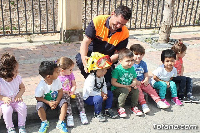 Servicios de emergencias visitan la Escuela Infantil 