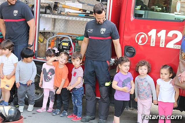 Servicios de emergencias visitan la Escuela Infantil 