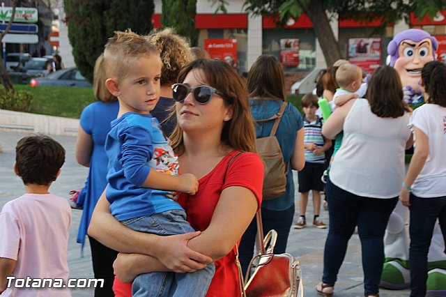 DGenes conmemora con una gran X humana el Da Europeo del Sndrome X Frgil - 19