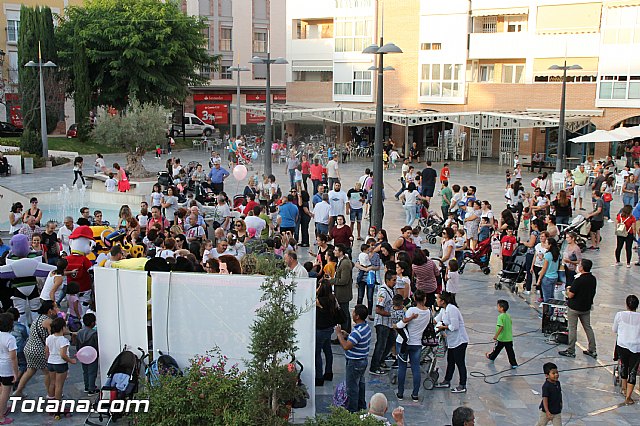 DGenes conmemora con una gran X humana el Da Europeo del Sndrome X Frgil - 80