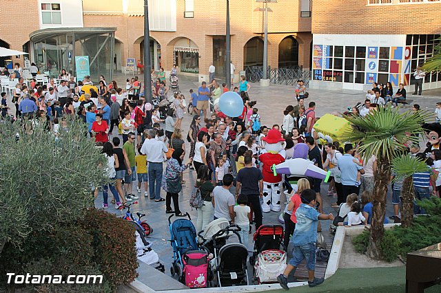 DGenes conmemora con una gran X humana el Da Europeo del Sndrome X Frgil - 84